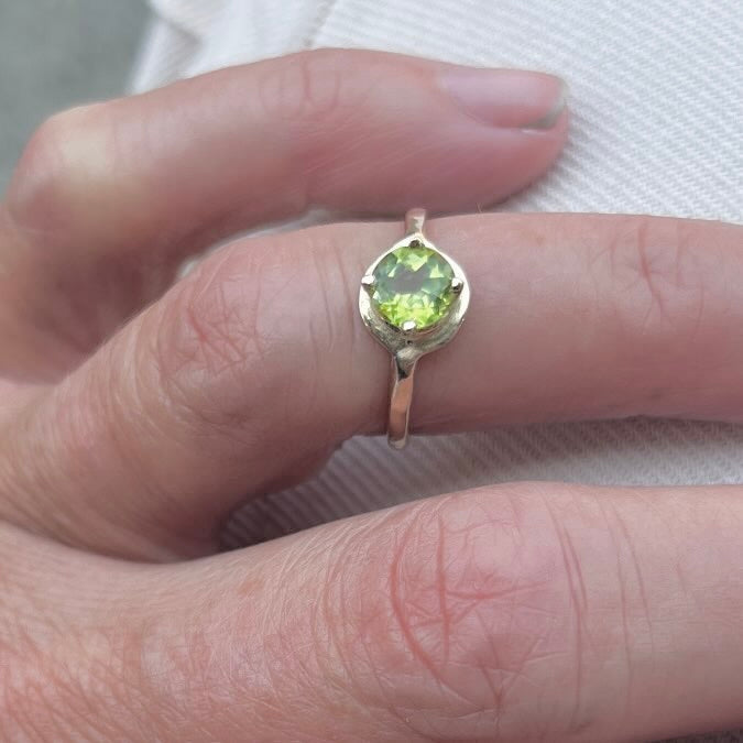 Peridot "Sweet Pea" 14K