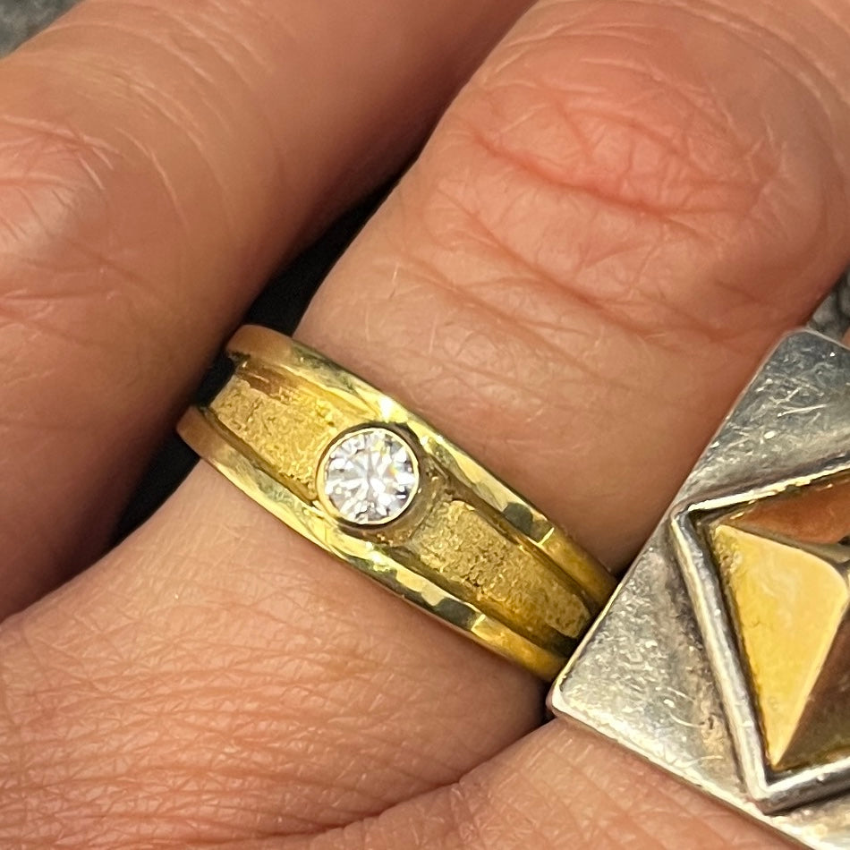 Holding You Ring 18K with Diamond