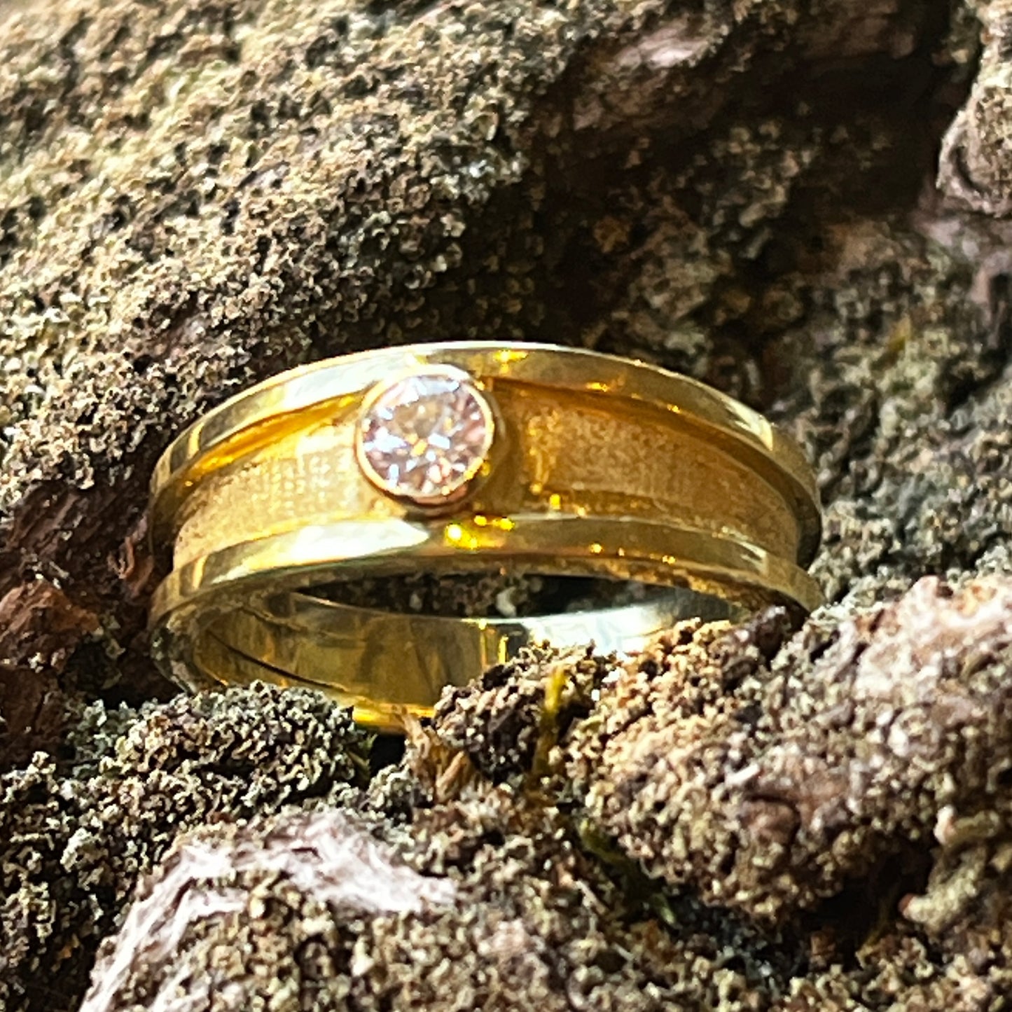 Holding You Ring 18K with Diamond