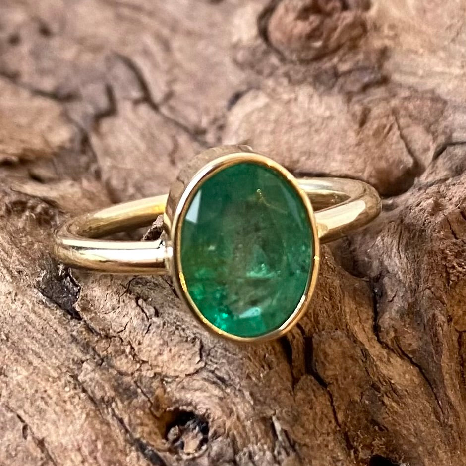 Oval Emerald in 18K Yellow Gold